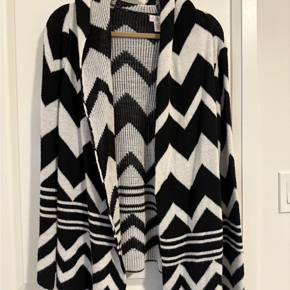 Chic Black and White Chevron Cardigan